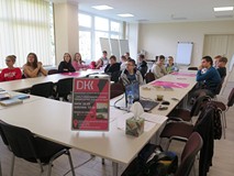 biorąca udział w warsztatach z socjolożką Hanną Kroczak. Uczestnicy siedzą przy stoliku.
