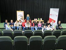 Joanna Jagiełło w otoczeniu młodzieży biorącej udział w spotkaniu
