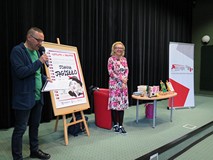 Od lewej: Dyrektor KBP, Dariusz Pawlikowski wita młodzież zgromadzoną na akcji Nastolatki w Bibliote