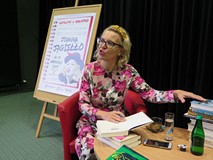 Joanna Jagiełło składa podpis na jednej ze swoich książek