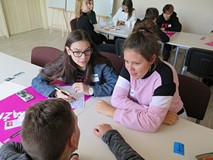 ż biorąca udział w warsztatach z socjolożką Hanną Kroczak. Uczestnicy siedzą przy stoliku.