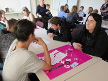 ż biorąca udział w warsztatach z socjolożką Hanną Kroczak. Uczestnicy siedzą przy stoliku.