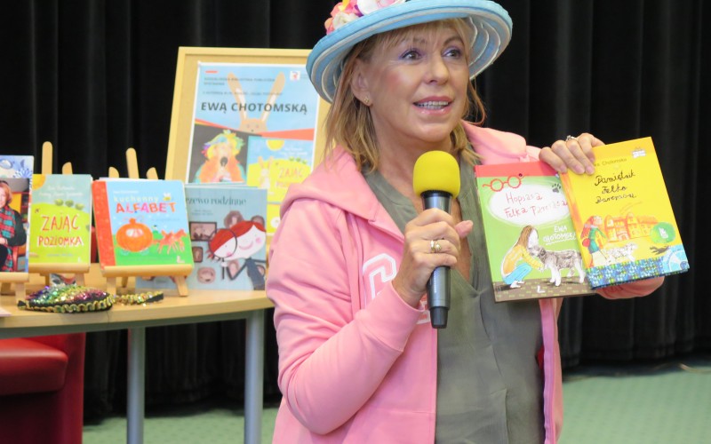Ewa Chotomska w barwnym kapeluszu pokazuje swoje książki