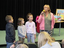 Zagadki dla uczestników w czasie spotkania autorskiego z Ewą Chotomską w Koszalińskiej Bibliotece Pu