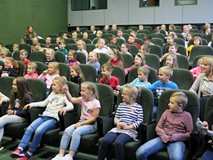 Publiczność w czasie spotkania autorskiego z Ewą Chotomską w Koszalińskiej Bibliotece Publicznej