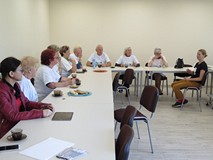 Seniorzy z Biblioteki Publicznej Miast i Gminy w Polanowie wraz z opiekunami i prowadzącą warsztaty 