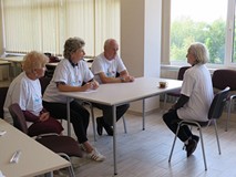 Uczestnicy warsztatów teatralnych odgrywają scenkę z przesłuchania