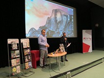 Dyrektor Koszalińskiej Biblioteki Publicznej, Dariusz Pawlikowski wita publiczność zgromadzoną podcz
