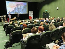 Dyrektor Koszalińskiej Biblioteki Publicznej, Dariusz Pawlikowski wita publiczność zgromadzoną podcz