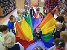 Zabawa z chustą animacyjną - CALINECZKA