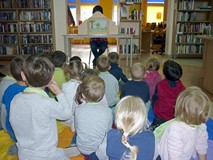 Głośne czytanie w teatrzyku kamishibai