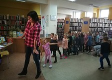 Przez bibliotekę przeszło stadko pingwinków