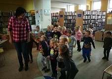 Przez bibliotekę przekicały zajączki