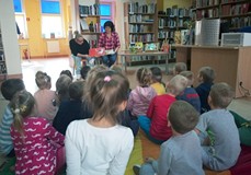 Rozpoczynamy zajęcia, Wiola i Małgosia prezentują książeczki z naszych zbiorów