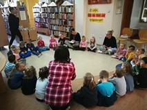 Dzieci siedzą w kręgu - kończymy zajęcia