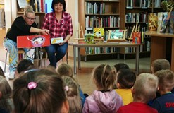 Rozpoczynamy zajęcia, Wiola i Małgosia prezentują książeczki z naszych zbiorów