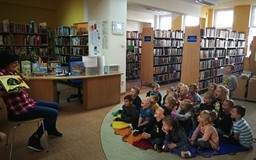 Rozpoczynamy zajęcia, Wiola i Małgosia prezentują książeczki z naszych zbiorów