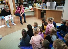 Rozpoczynamy zajęcia, Wiola i Małgosia prezentują książeczki z naszych zbiorów