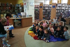 Rozpoczynamy zajęcia, Wiola i Małgosia prezentują książeczki z naszych zbiorów