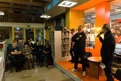 Dyrektor Koszalińskiej Biblioteki Publicznej, Dariusz Pawlikowski wita publiczność zgromadzoną podcz