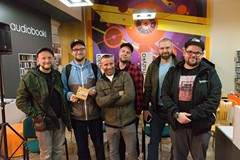 Pamiątkowe zdjęcie po spotkaniu z Hirkiem Wroną w KBP