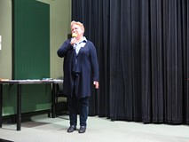 Małgorzata Zychowicz wita uczestników konkursu Wybieramy Mistrza Pięknego Czytania.