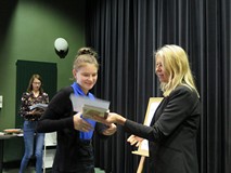 Z-ca KBP, Beata Sawa-Jovanoska wręcza nagrodę uczestniczce konkursu.