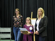 Pamiątkowe zdjęcie. Od lewej: Przedstawicielka jury, nagrodzona, z-ca KBP, Beata Sawa-Jovanoska.