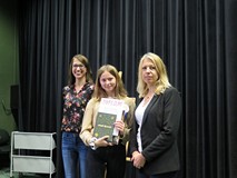 Pamiątkowe zdjęcie. Od lewej: Przedstawicielka jury, nagrodzona, z-ca KBP, Beata Sawa-Jovanoska.