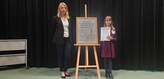 Mistrzyni Martyna Gąsecka odbiera dyplom i gratulacje