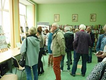 Goście wystawy podziwiją prace malarskie