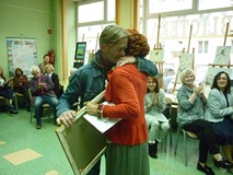 Elly wręcza portret Piotrowi