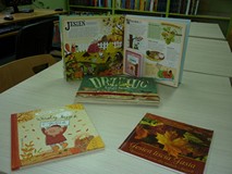 Dzieci i bibliotekarka podczas prac plastycznych