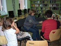 Dzieci i bibliotekarka podczas zabawy
