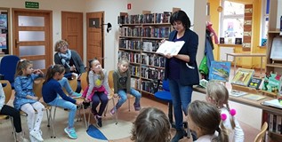 Pani Wiola czyta książeczkę pt. 