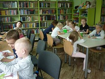 Dzieci kolorują malowanki o drzewach