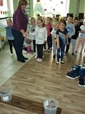 Dzieci rzucają do celu kasztanami