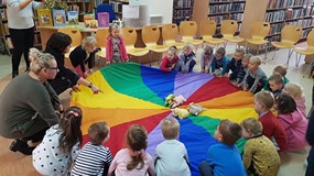 Zaczynamy zabawę z chustą animacyjną i przyjaciółmi żabki