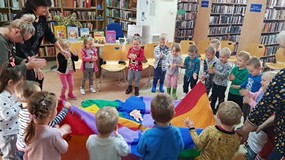 Zabawa z chustą animacyjną i przyjaciółmi żabki