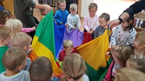 Zabawa z chustą animacyjną - CALINECZKA