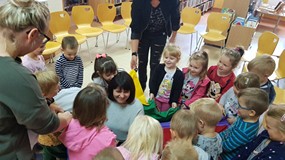 Zabawa z chustą animacyjną - CALINECZKA