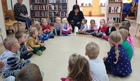 Pani Wiola opowiada o naszej bibliotece