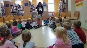 Pani Wiola prezentuje książeczki z naszych zbiorów
