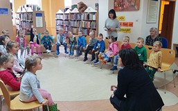 Pani Wiola rozmawia z dziećmi o przeczytanej książce