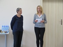 Zastępca dyrektora Koszalińskiej Biblioteki Publicznej Beata Sawa-Jovanoska wita uczestniczki warszt