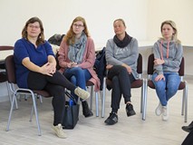 Uczestniczki warsztatów KLANZY w Koszalinie siedząc słuchaja wypowiedzi trenerki