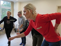 Uczestniczki warsztatów KLANZY w Koszalinie w czasie zabawy ruchowej pn. Czerwony Kapturek