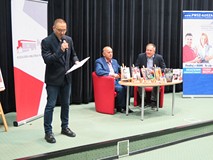 Od lewej: Dyrektor KBP, Dariusz Pawlikowski wita zgromadzoną publiczność, Rektor PWSZ w Koszalinie d
