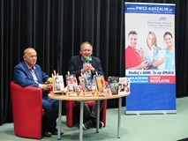 Od lewej: Rektor PWSZ w Koszalinie dr Jan Kuriata, Cezary Łazarewicz. Dalej widać baner promujący PW