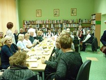 uczestnicy spotkania siedzą przy stole i rozmawiają